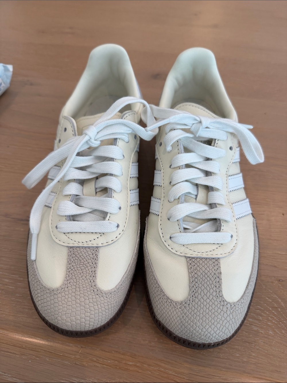 adidas Samba OG "Wonder Alumina" sneakers
White & Gray Leather Sneakers | Classi